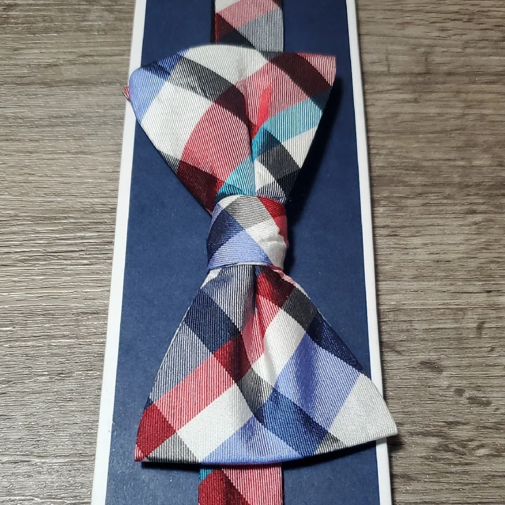 🏈CHAPS VIBRANT BOW TIE